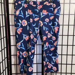 Women’s Land’s End Mid-Rise Floral Capris Size 18W. Great for any occasion!